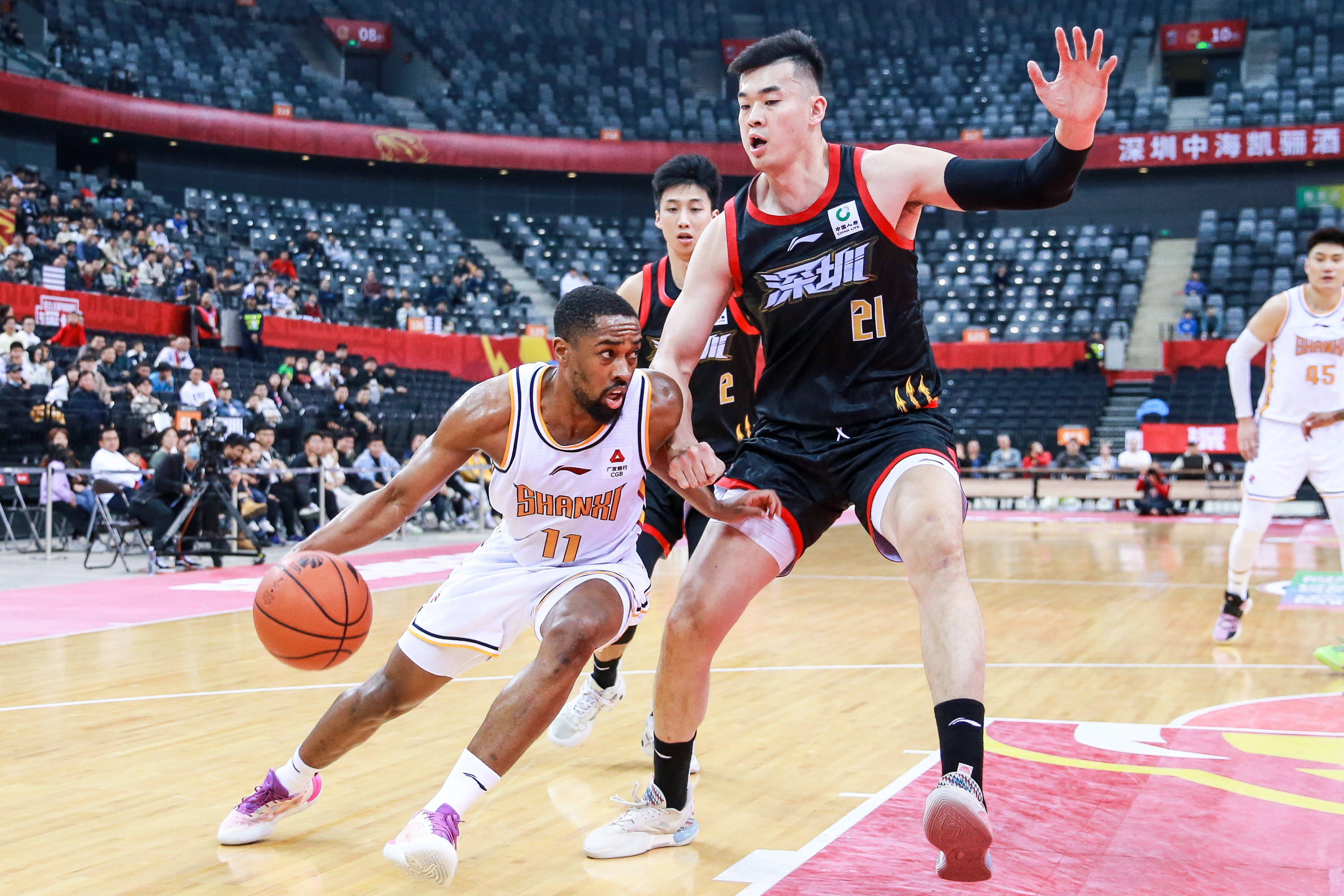 特别是在政 特别是在政